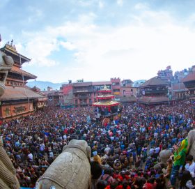 भक्तपुरमा बिस्का (बिस्केट) जात्रा सुरु, तौमढीमा भक्तजनको घुइँचो