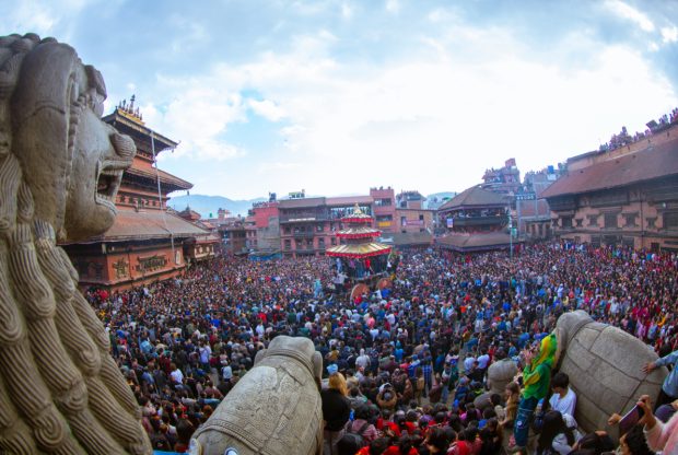 भक्तपुरमा बिस्का (बिस्केट) जात्रा सुरु, तौमढीमा भक्तजनको घुइँचो